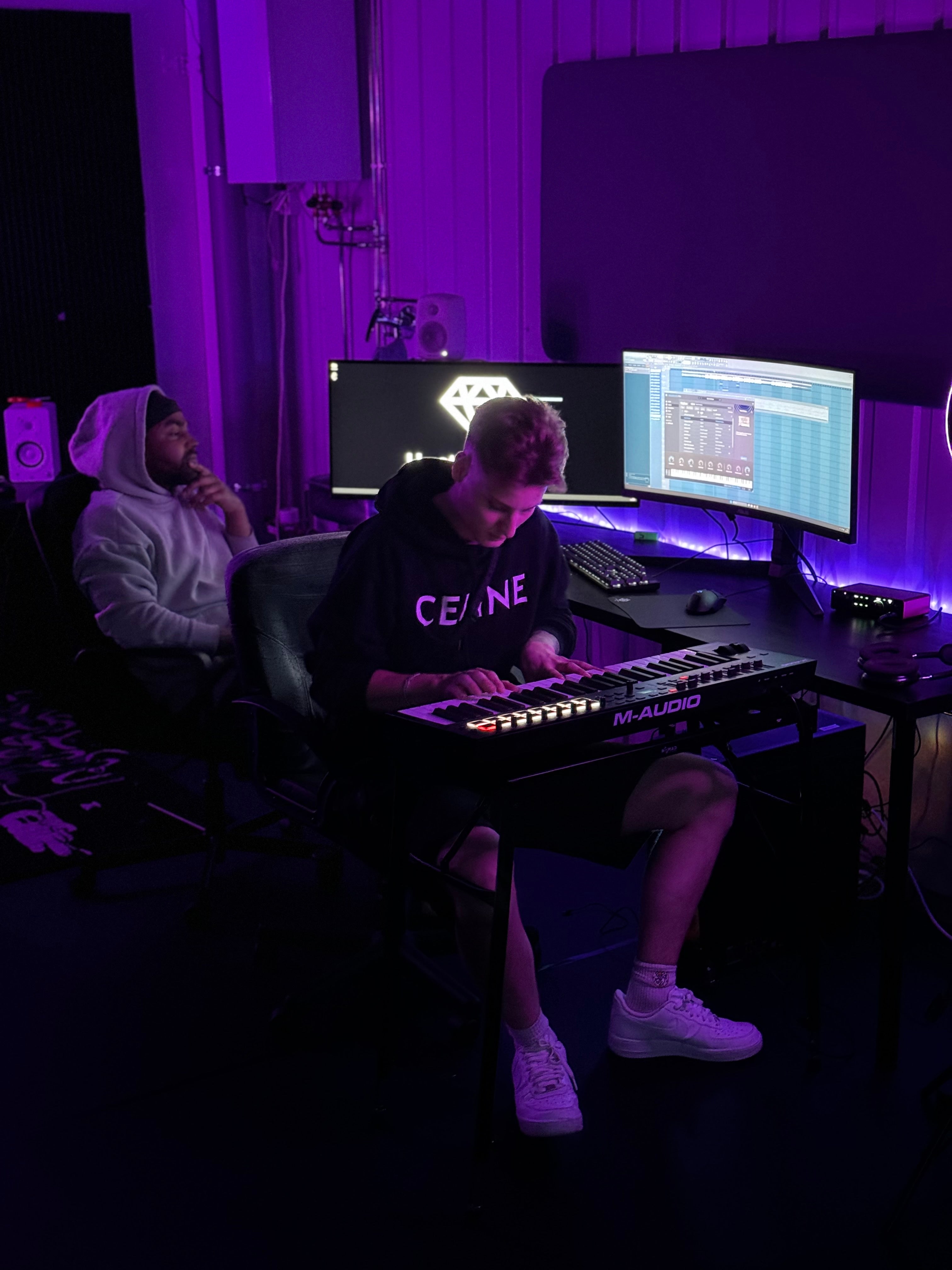 Kevyt tuottaja työskentelee Hustlestudion laitteistolla