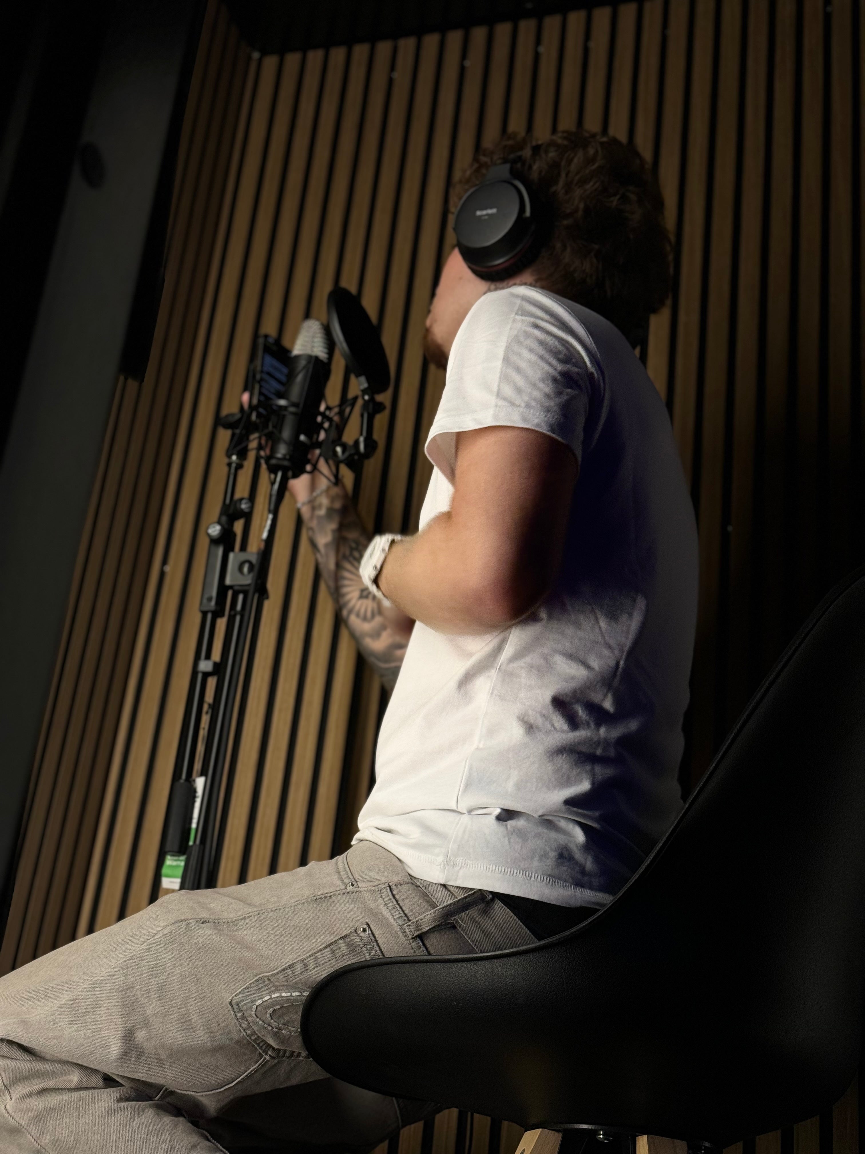 Laulaja työskentelee hustlestudion laitteistolla